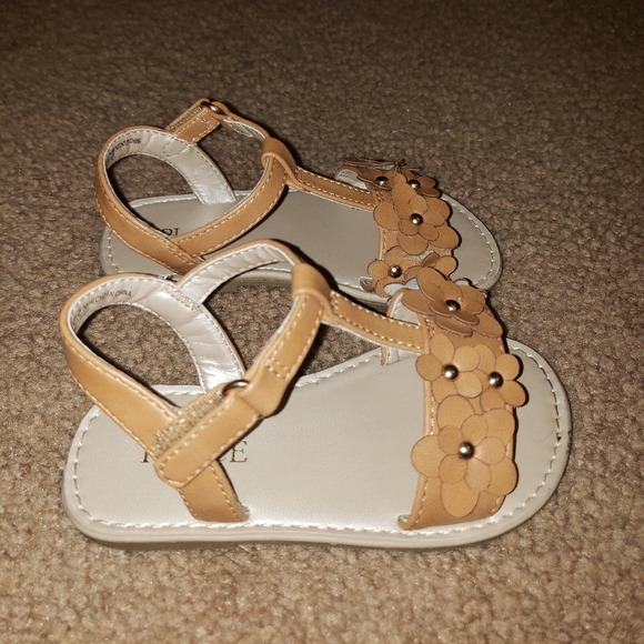 BUNDLE DEAL OLD NAVY SANDALS - Picture 7 of 8